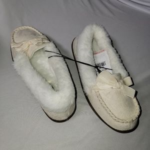 Jessica simpson fluffy moccasin/ house slippers in the color SAND SIZE M(7-8)